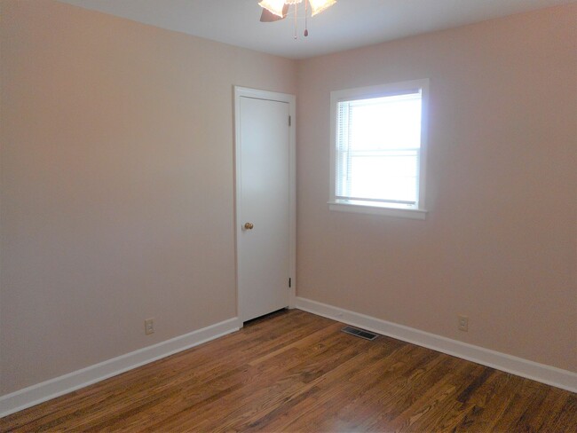 Building Photo - 3 Bedroom 2 Bath Brick Ranch Within 1 Bloc...