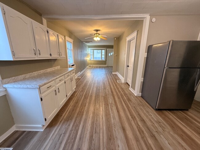 Building Photo - 6 W 30th St