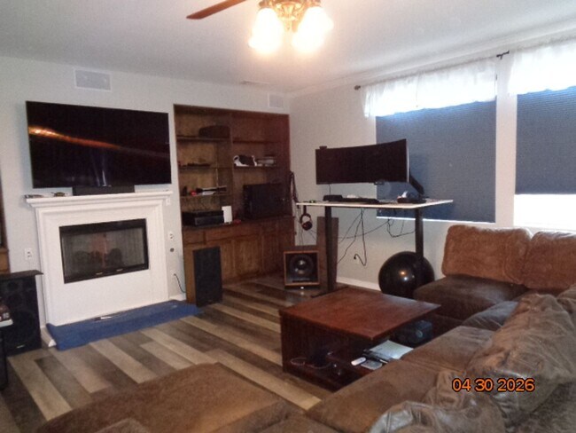 Building Photo - Spacious 4 Bedroom with RV Access in Rosamond
