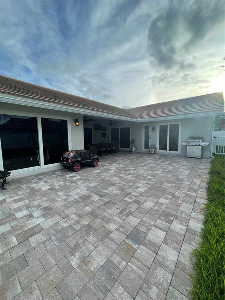Building Photo - 7485 Royal Palm Blvd