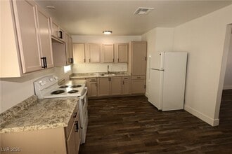 Building Photo - 1007 C St
