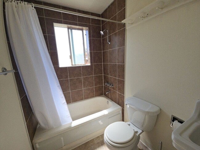 Building Photo - Pet-friendly cottage on a private road, cl...