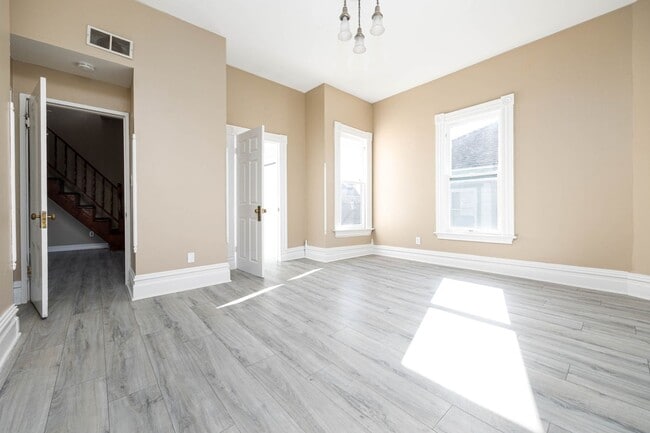 Building Photo - Beautiful 2bed/2bath Victorian style home with extra room for an office and bonus attic room!