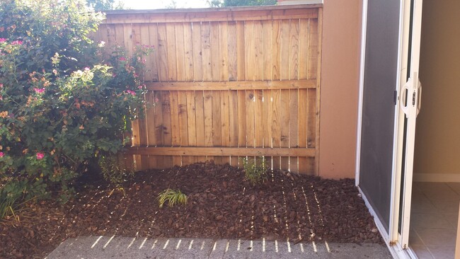 Building Photo - 3 Bedroom 1.5 bath in Covell Commons HOA i...