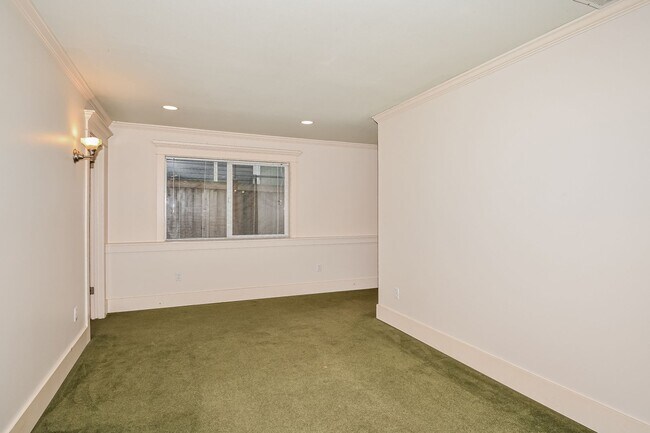 Building Photo - Leasing NOW -- Excellent 7 Bedroom/3 Bathroom Unit Near UW