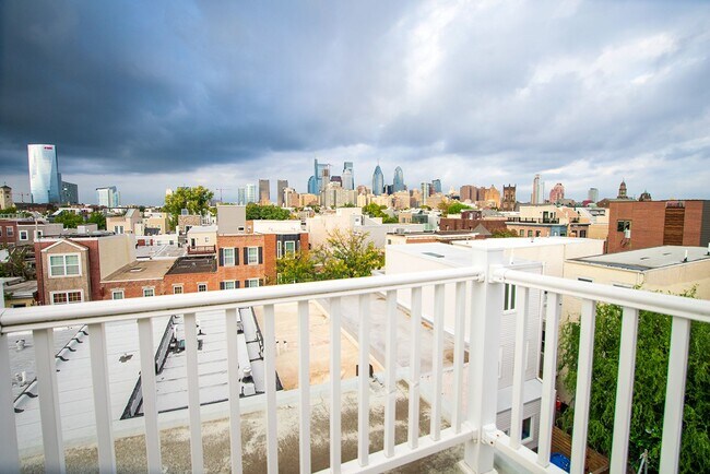 Building Photo - Graduate Hospital Three Bedroom Home