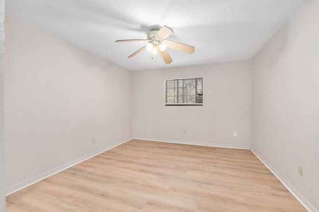 Building Photo - Spacious 3/3 townhome-style condo in Rockwood Villas with washer/dryer