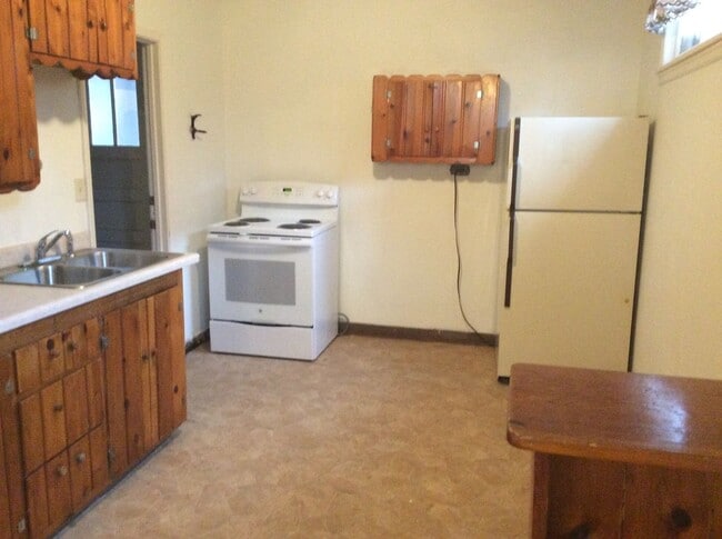 Building Photo - 3 bedroom, 2 bath Single Family house