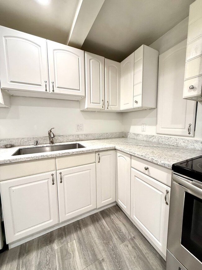 Building Photo - Stylish 2-Bed Tacoma Home