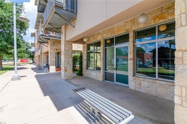 Building Photo - 2401 E 6th St