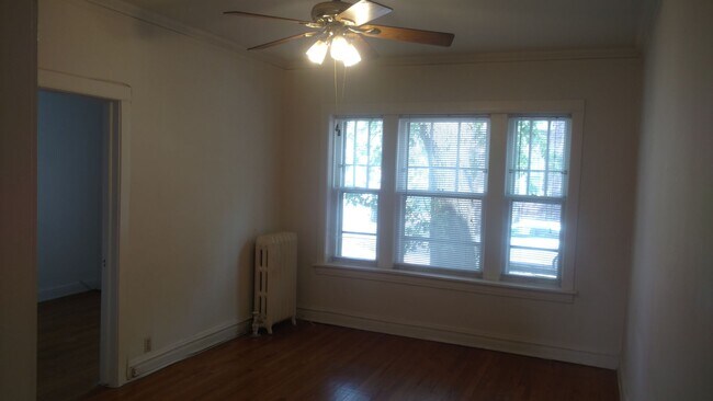 Building Photo - Charming Roscoe Village 1 Bedroom - Recently redone bathroom! Refinished hardwood floors!