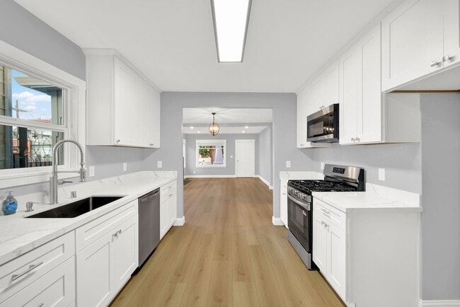 Building Photo - Modern Style Renovated 2 Bedroom 1 Bath House in Oakland -- Available Now!!!