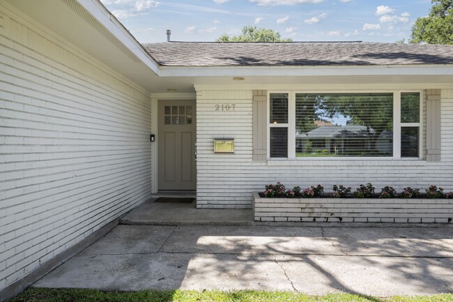 Building Photo - 2107 Hewitt Dr