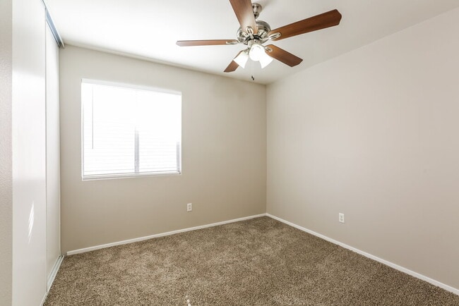 Building Photo - 832 Tollbrook Way