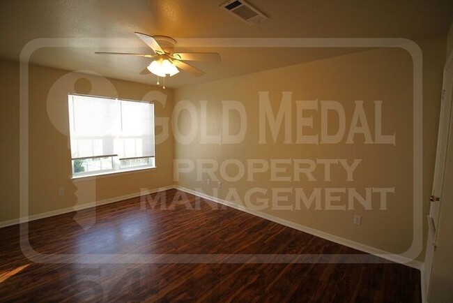 Building Photo - Discover comfort and convenience in this w...