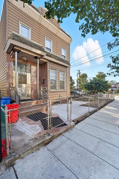 Building Photo - 525 7th St