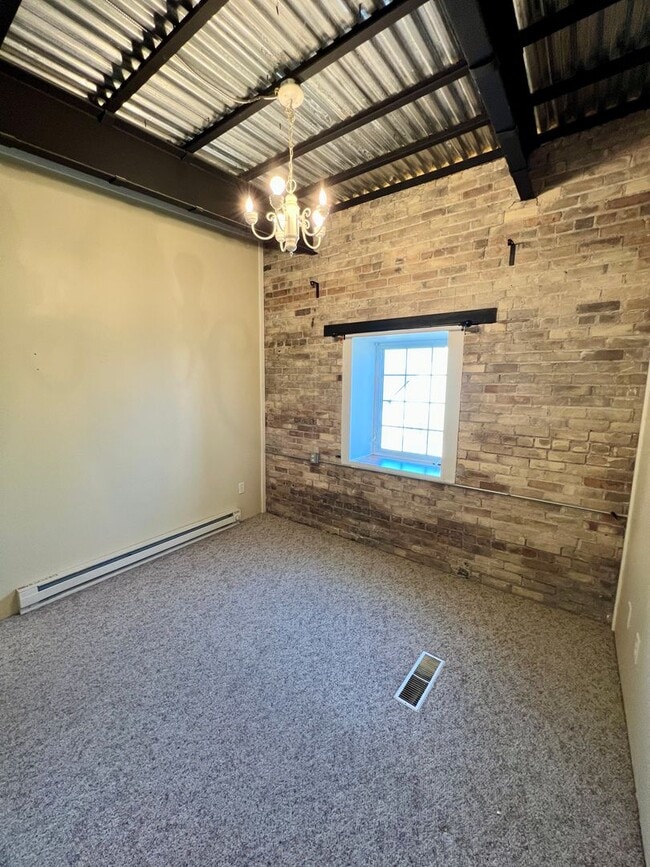 Building Photo - Industrial Style 3 Bedroom Home AVAILABLE JUNE!!!