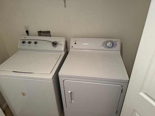 Building Photo - Large Open Plan 2 Bedroom 2 Bathroom Home