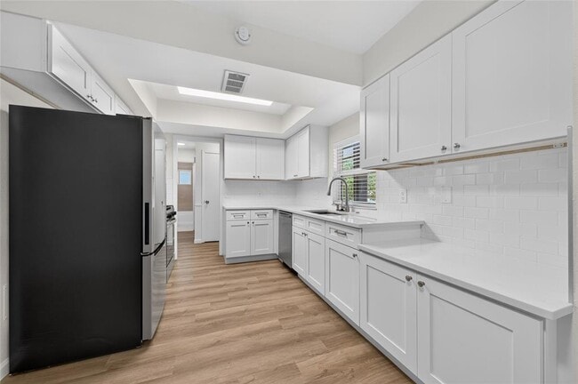 Building Photo - 503 Lakeway Dr