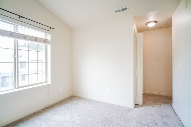 Building Photo - 2/2.5 bth Townhome + Garage + A/C + W/D + Balcony + Pets Welcome!!