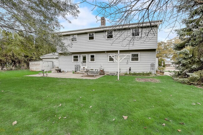 Large Shared Backyard - 6825 S Juniper Dr