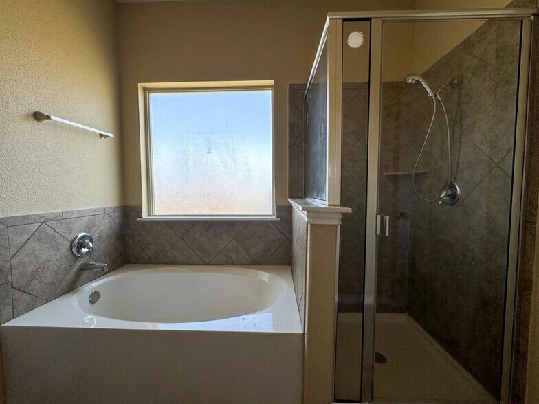 Building Photo - 6406 Clear Brook Dr