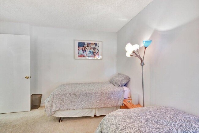 Building Photo - 1915 Lavers Cir