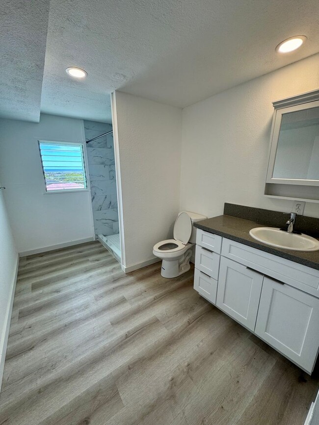 Building Photo - 3/1 w/ ocean views and all utilities inclu...