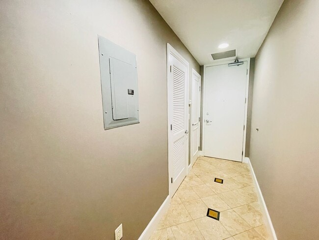 Building Photo - Modern High-Rise Condo in Downtown Orlando...