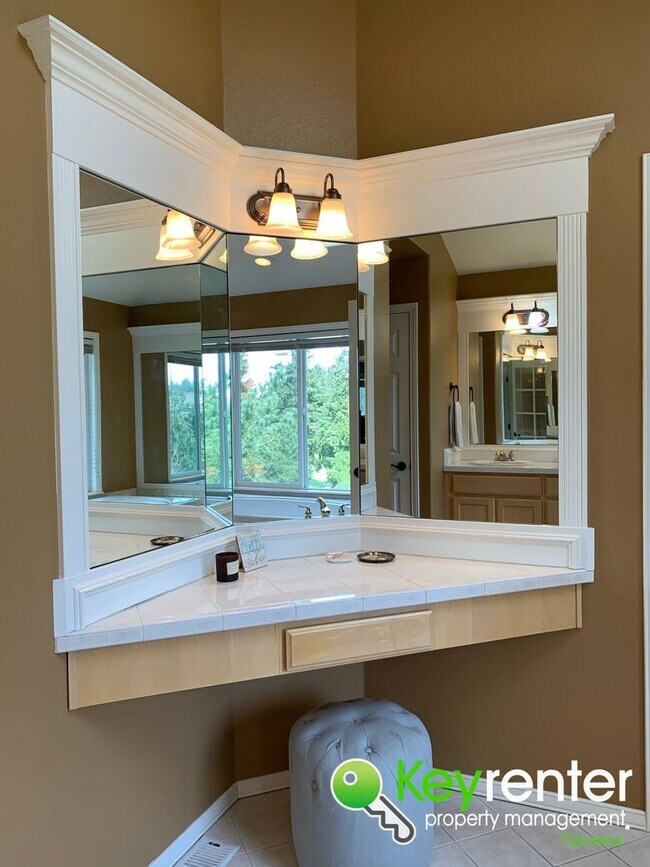 Building Photo - Luxurious House in North East Tacoma!!