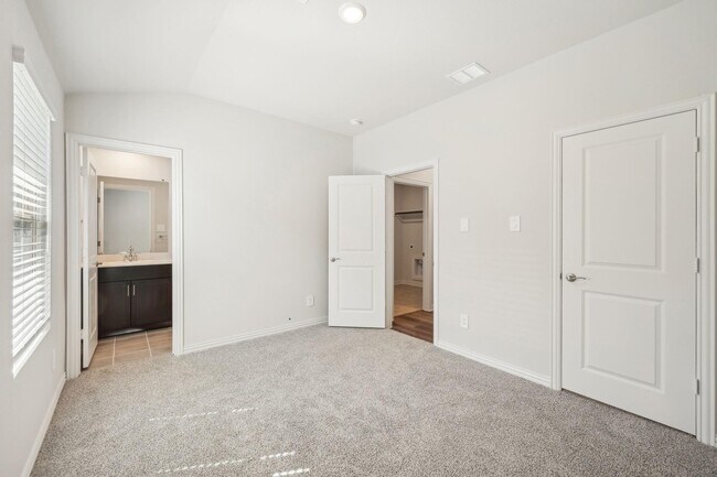 Building Photo - 2203 Gustavus Dr