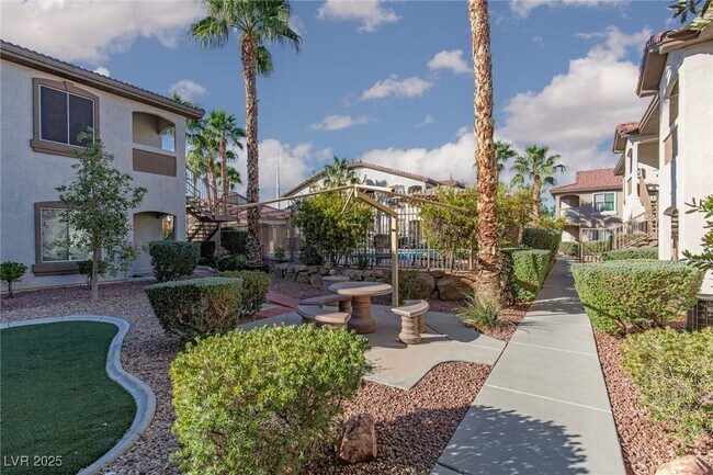 Building Photo - 2305 W Horizon Ridge Pkwy