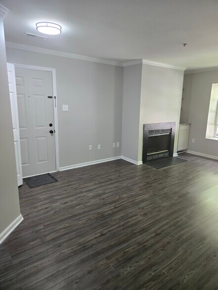 Spacious living room - 417 Ashton Ln