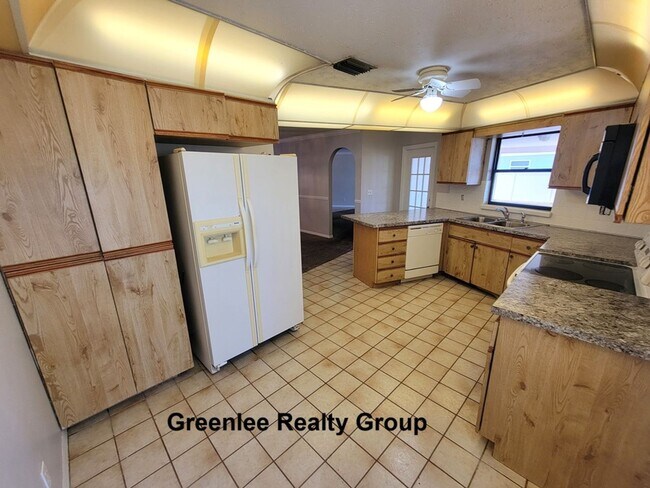 Building Photo - Large 3 Bed/2Bath/2 Car Garage Home in Port Richey- 1914 sqft!