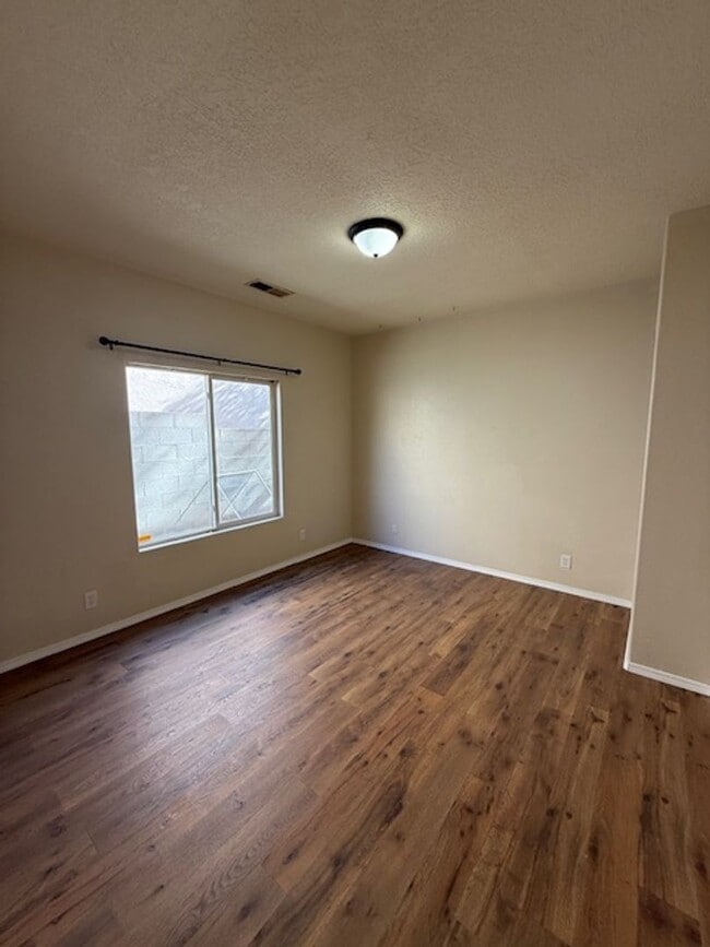 Building Photo - Spacious 3 Bedroom 2 Bathroom and 2 Car Garage in beautiful NE Heights Neighborhood !