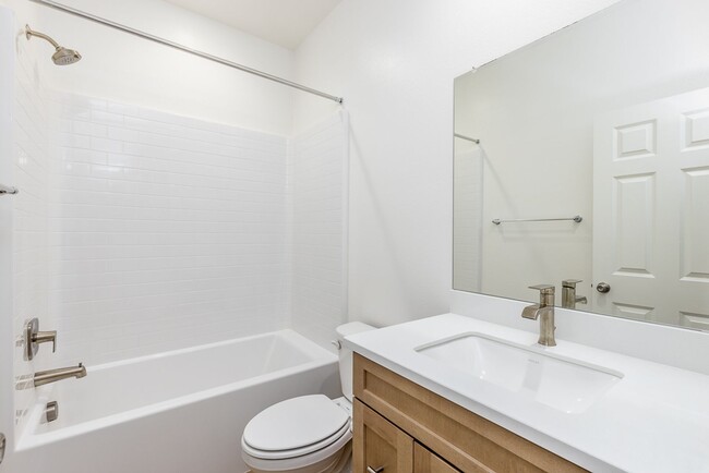 Building Photo - Beautiful 4Br/3.5Ba Townhome - Brand New C...