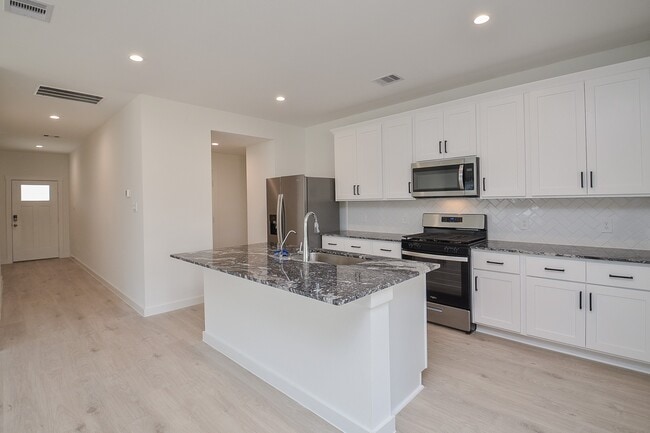 Building Photo - 7831 Sanremo Dr