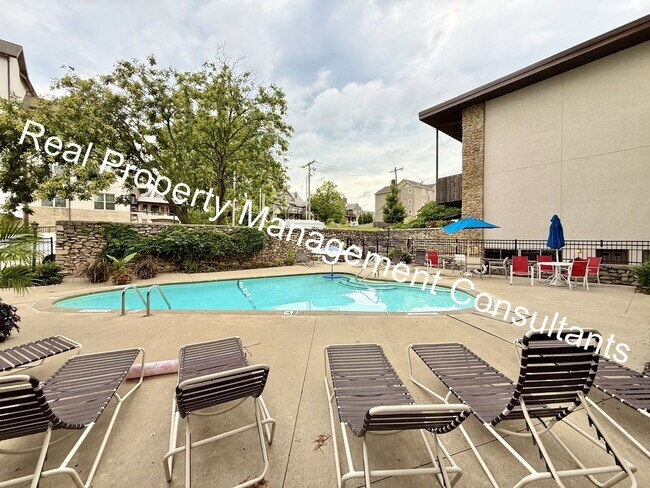 Building Photo - Beautiful Condo on the Plaza with City Vie...