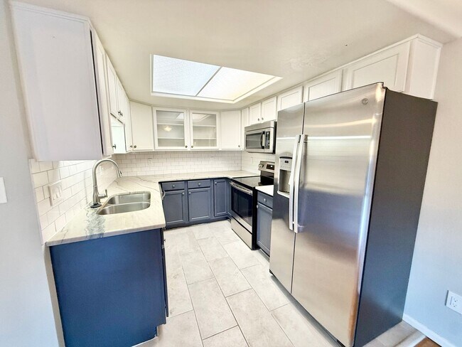 Building Photo - End- unit townhome on Hamlet!