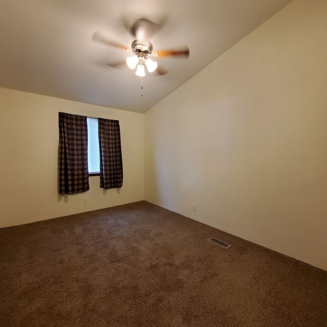 Building Photo - Pet Friendly 4 Bed / 2Bath Home w/ Garage