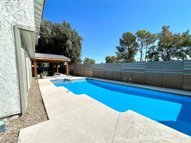 Building Photo - 2246 Windsor Dr