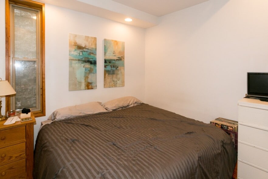 Building Photo - 1307 N Greenview Ave