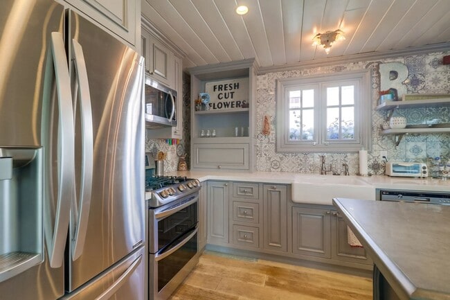 Building Photo - Furnished 2Bd/1Ba Apartment 2nd floor