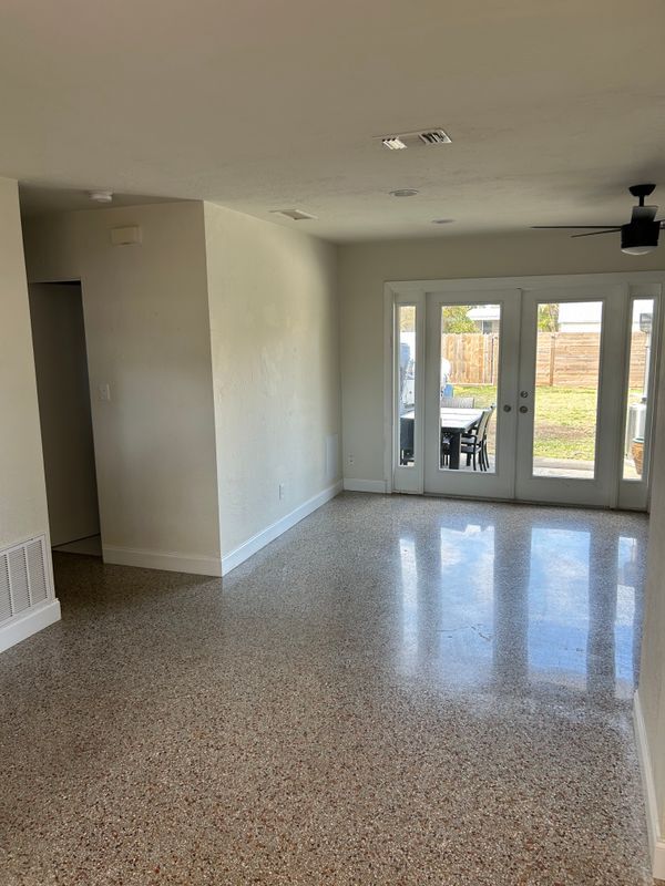 Building Photo - 735 42nd Ave NE