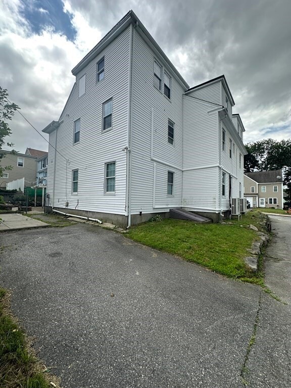 Building Photo - 268 Locust St