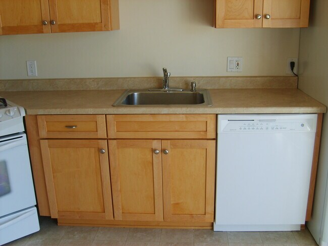 Building Photo - 4851 Iroquois Ave