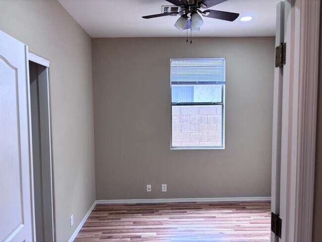 Building Photo - 2720 E Hulet Dr