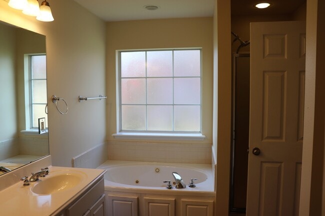 Building Photo - Lovely 3 bedroom 2 bath home for lease in ...