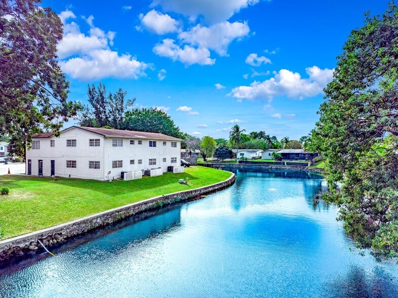 Building Photo - 374 Sunshine Dr