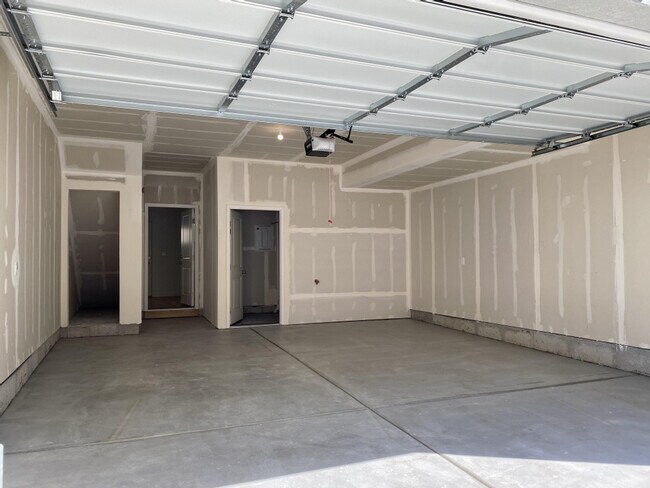 Building Photo - 638 N Autumn Ash Cir